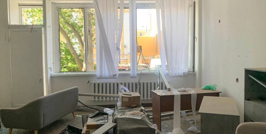 повреждения, поврежденный офис, выбитые окна, удар по Одессе 1 мая