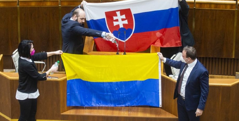 Флаг осквернил депутат Андрей Медвецкий