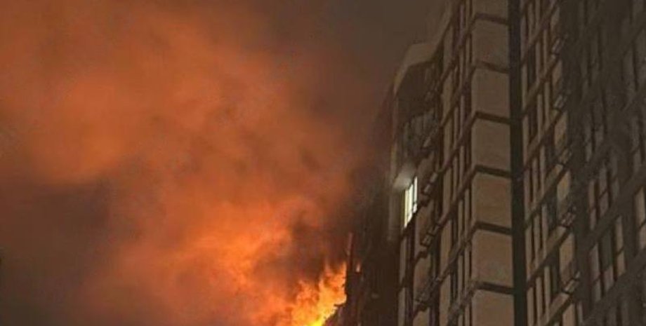 обстріл Одеси 24 січня, уламки шахеда влучили в житловий будинок, пожежа після вибуху уламків