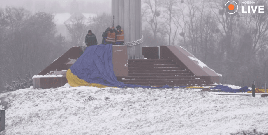 Прапор, негода, Батьківщина-мати