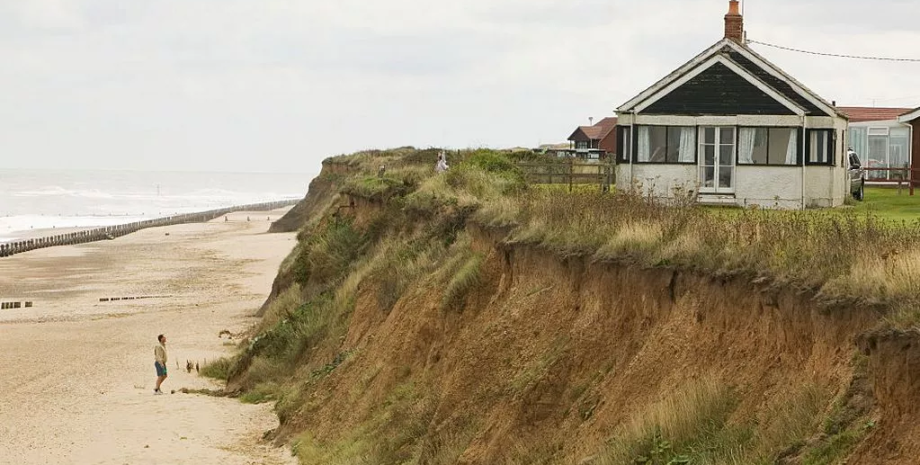 Остров в Великобритании, остров может исчезнуть Хаписберг, береговая эрозия, Норфолк, приморская деревня, климатические изменения, разрушение побережья, Северное море, туризм, угроза исчезновения
