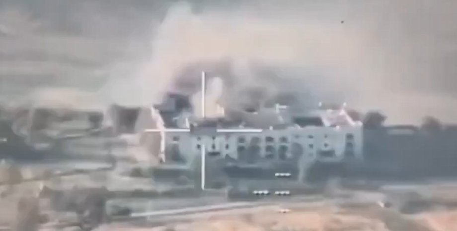 Дом после попадания разрушенный дом на границе Камбоджи и Таиланда