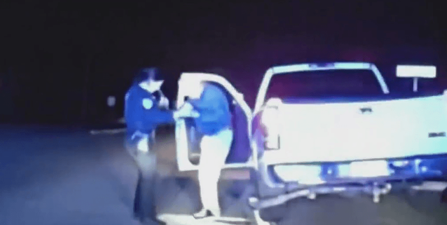 Полиция, дорога, офицер, танец, танец посреди дороги, автомобиль, танец, два шага, пенсионер,