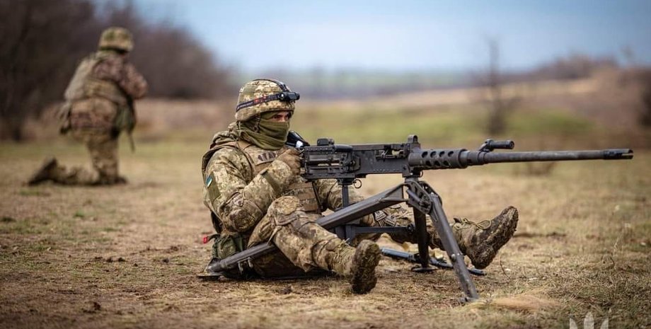 Украинский защитник с пулеметом Browning