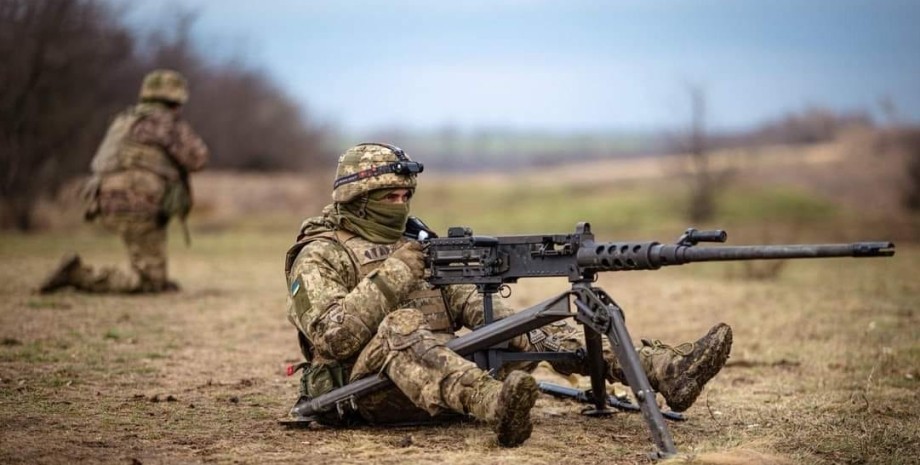 Украинский защитник с пулеметом Browning