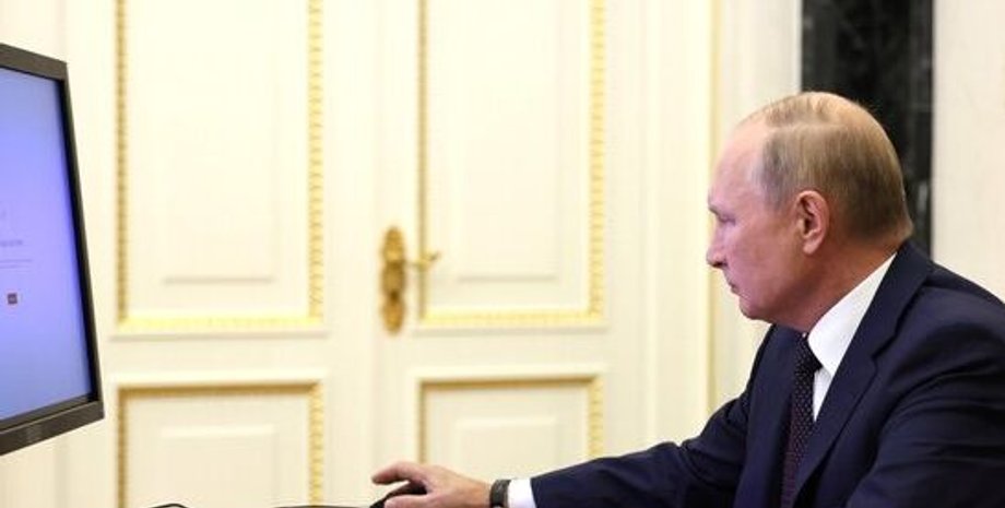 Путін за комп'ютером