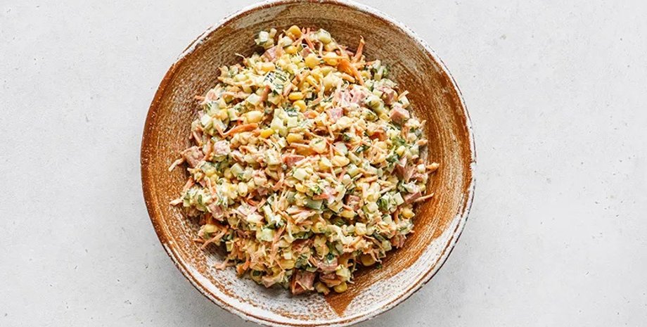 Салат із копченою ковбасою та корейською морквою, салат, салат рецепт, зимовий салат