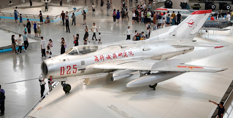 Дрон на базі літака J-6 Дрон на базі винищувача J-6