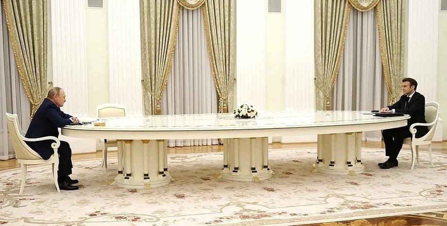 Путин, ДНК Макрона, информация  из ДНК мировых лидеров, Макрон за столом Путина