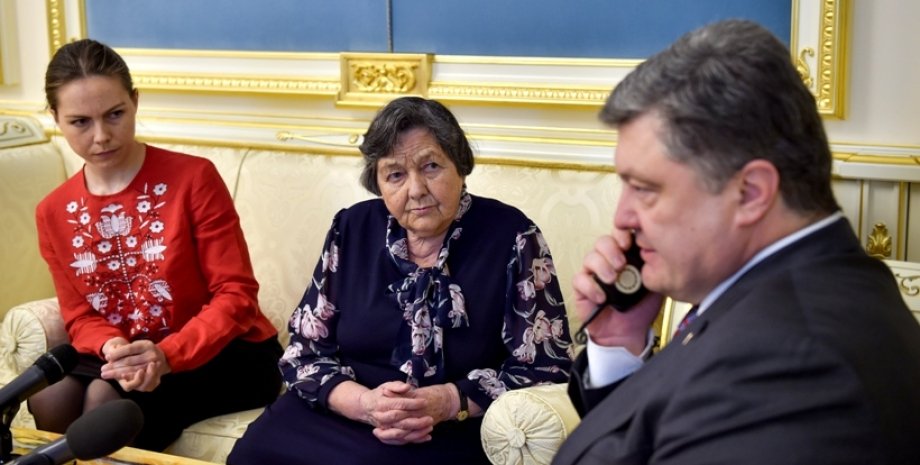 Петр Порошенко, Мария и Вера Савченко / Фото: Пресс-служба президента