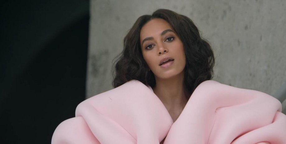 Кадр из клипа Solange "Cranes In The Sky"