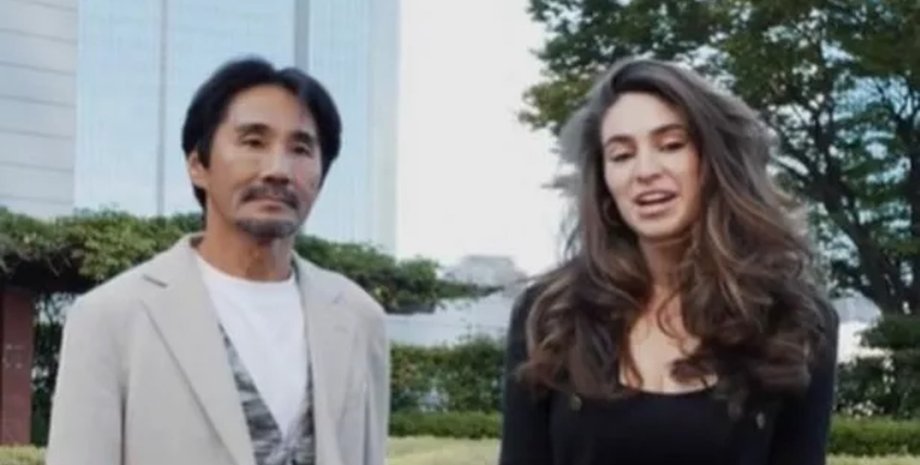 Жінка орендувала чоловіка на день, оренда літнього чоловіка, незвичайна послуга, чоловік на годину, туристка, дає поради, супроводжує в магазин