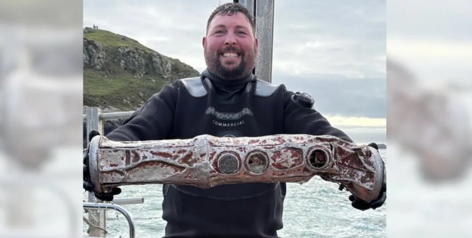 дайвер британии и сонарный буй