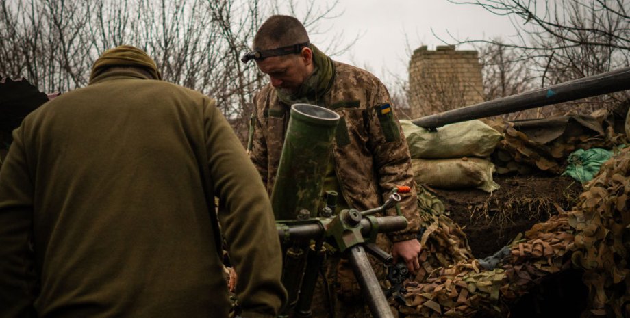 Die Angriffsgruppen von Russen, die die Kampfbefehle der ukrainischen Soldaten d...