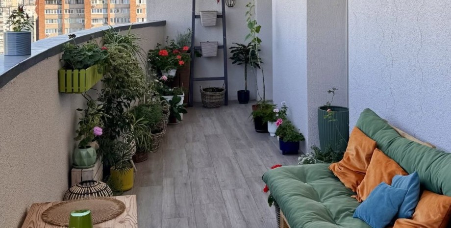 Соседи оформили общий балкон