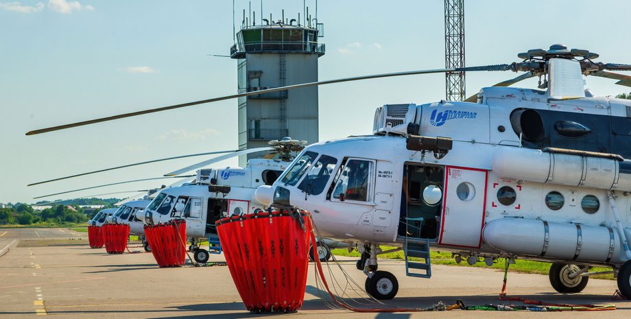 Вертолеты Ми-8МТВ-1 из состава флота компании "Украинские вертолеты"