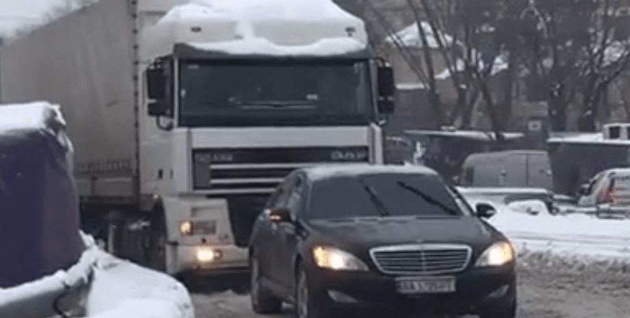 мерседес тащит фуру, водитель помог дальнобою