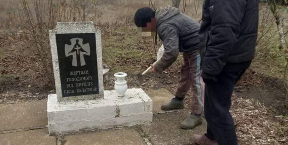 Війна в Україні, знищення пам'ятників