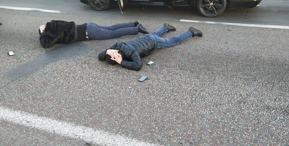 задержанные лежат на асфальте