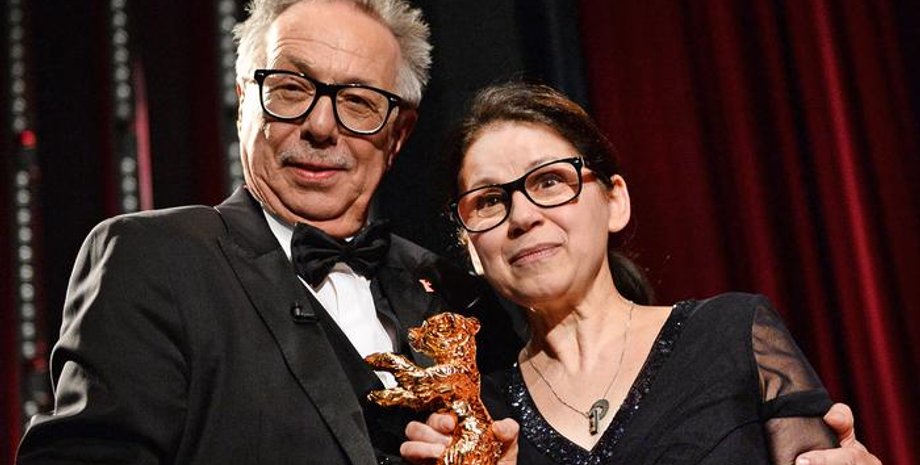 Директор Берлинале Дитер Косслик и режиссер Ильдико Эньеди с "Золотым медведем" / Фото: Deutsche Welle