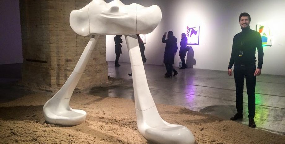 Художник Степан Рябченко уверен, что его "Гуляющее облако" вполне может стать новым символом Украины. Фото: Вера Черныш