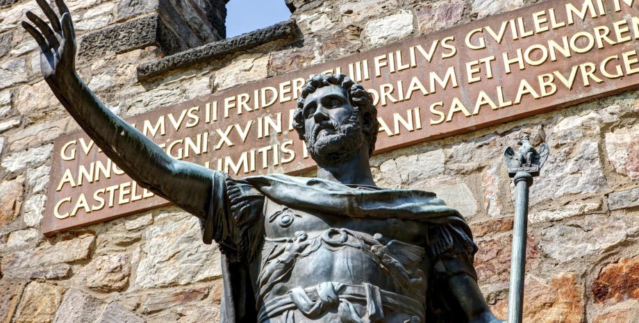 Юлій Цезар, статуя, латинь, написи, фото