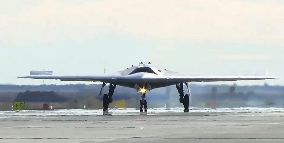 Дрон С-70 "Охотник" ЗС РФ Дрон С-70 "Охотник" ЗС РФ на аеродромі