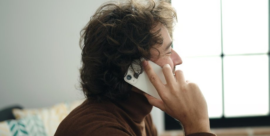 Чоловік розмовляє по телефону