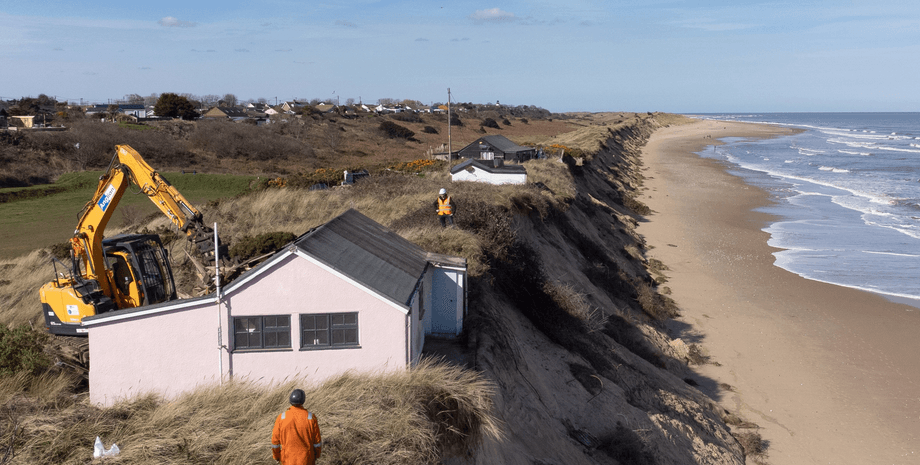 У Британії зносять будинки на березі моря, берегова лінія, ерозія, зносять будинки, будинок впаде в море, море, забрали фінансування,