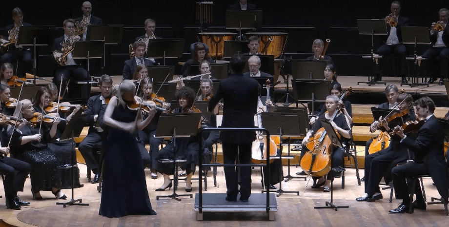 Скрипачка в шоке: дирижер шлепнул об пол скрипку 18 века во время концерта (видео)