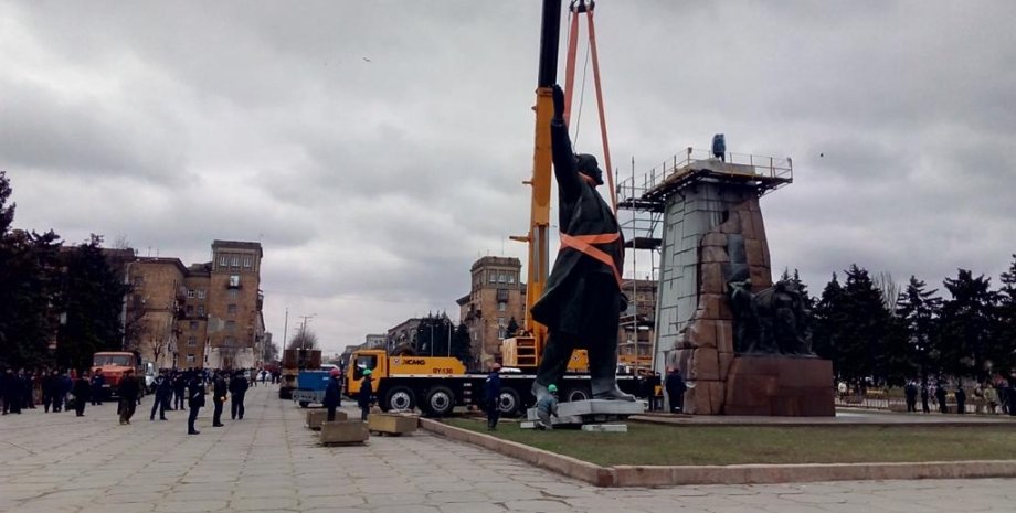 Демонтаж памятника Ленину в Запорожье / Фото из открытых источников