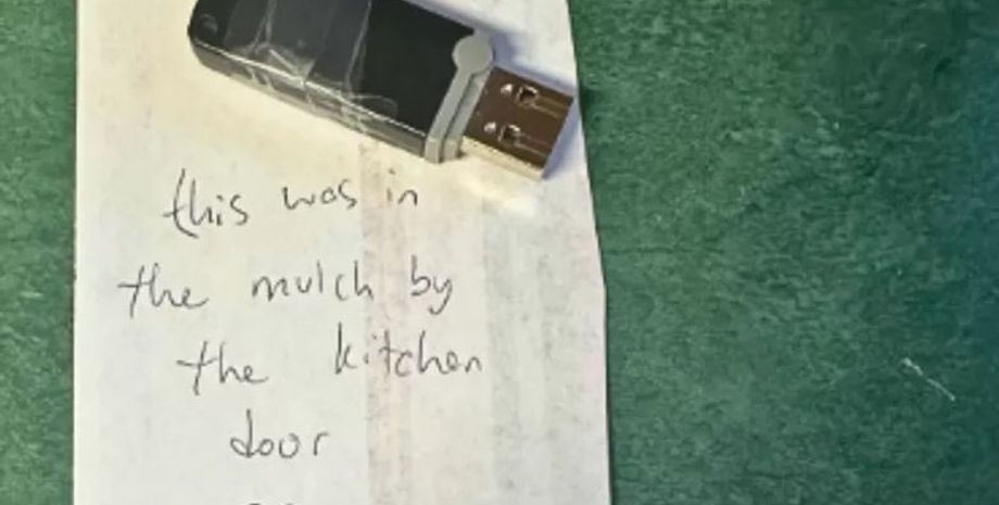 Мужчина нашел в доме флешку с тайной информацией, что было внутри, интересные истории