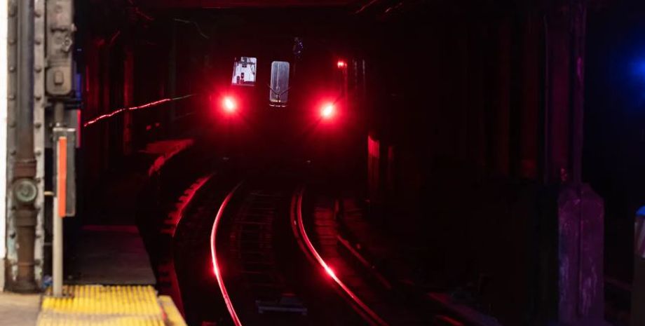 Пропал свет в метро, поезда стоят без электроэнергии, пассажиры застряли в тоннеле метро, курьезы