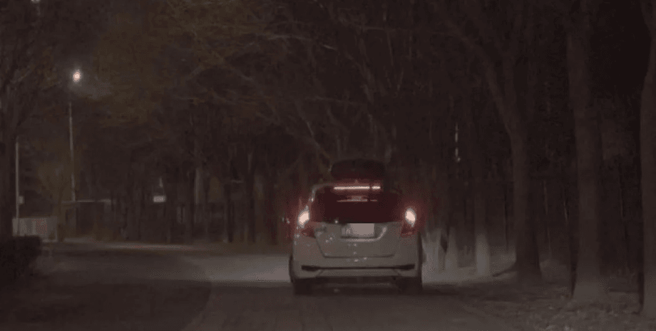 Чоловік ночує в машині, будинок на колесах, втратив житло, чоловік живе в машині після повені, парковка без штрафу