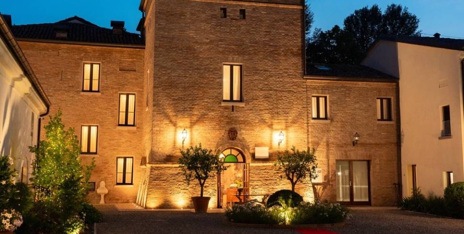 Замок Villa La Personala в Модене Графиня Анжелика из итальянской Модены, унаследовала замок, женщина сделала из замка отель, Италия, курьезы, туризм, фото