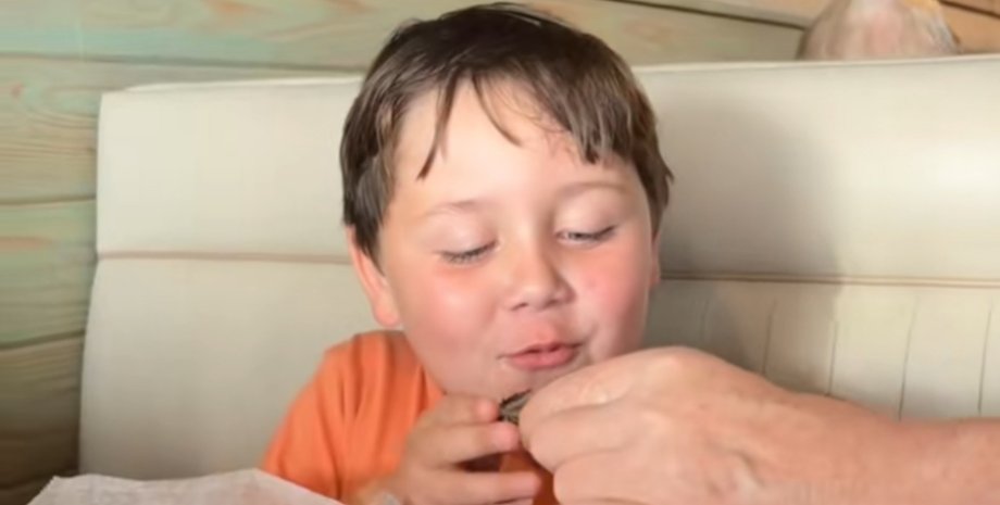 Шестилетний мальчик впервые попробовал устрицы во время семейной поездки во Флориду, США