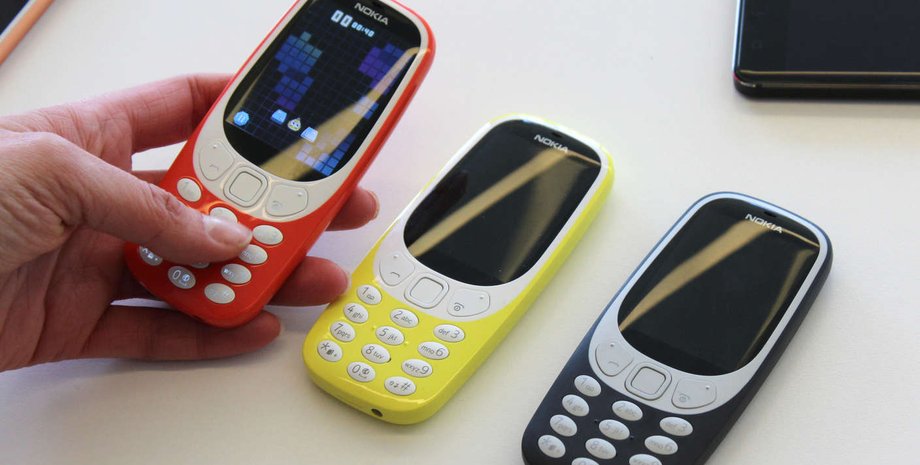 Телефоны Nokia 3310 лежат на столе