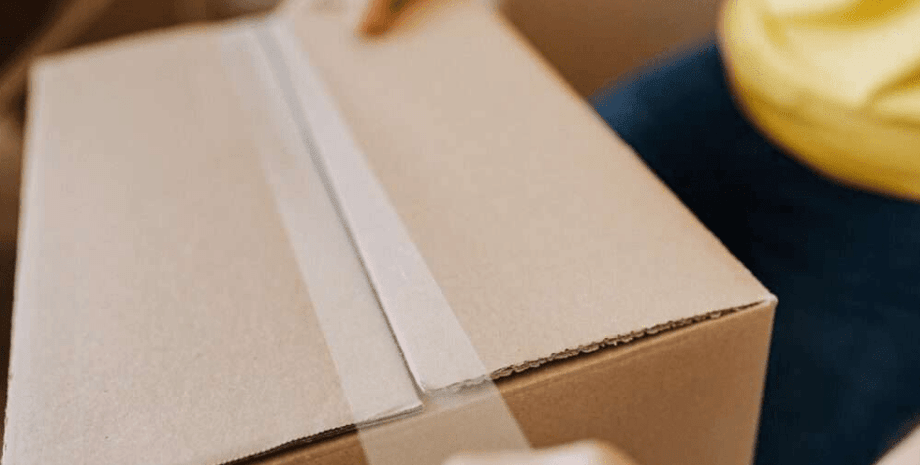 Таинственная посылка пришла на адрес блогера: она убеждена, что ее "прокляли"