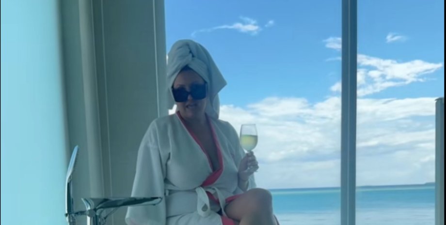 Жінці довелося пірнути в бурхливі хвилі, щоб повернути свій телефон, який випадково впав у море