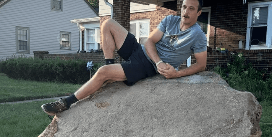 Чоловік виявив камінь біля будинку та почав викопувати його: далі сталося неочікуване