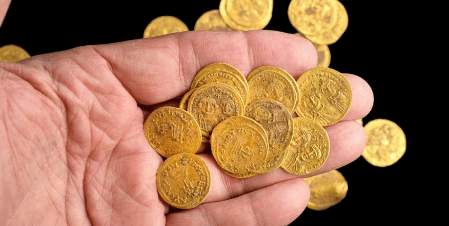 монети, долоня, чорний фон, фото