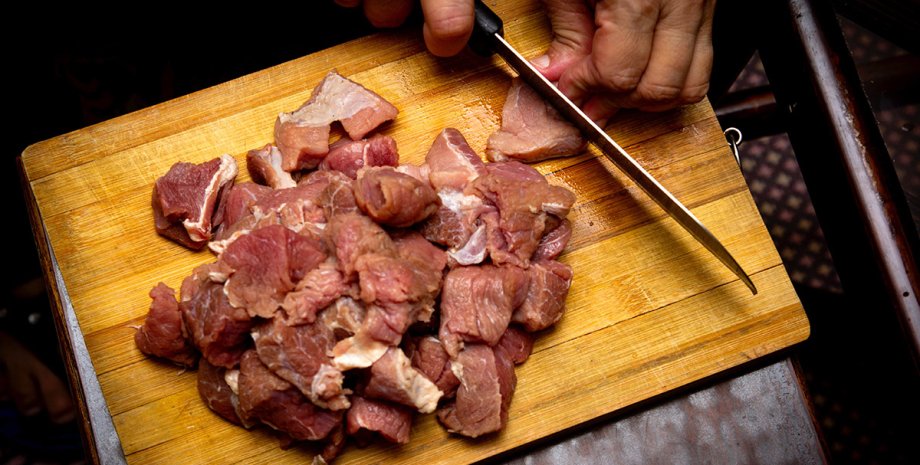 сырое мясо, доска, нож, нарезка