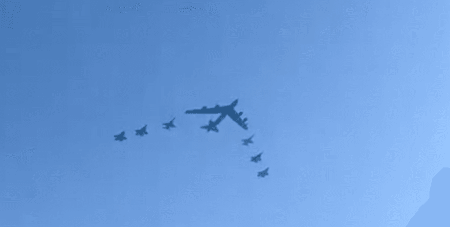 B-52H Stratofortress у супроводі F-35, американський бомбардувальник B-52H Stratofortress, над естонією пролетів бомбардувальник