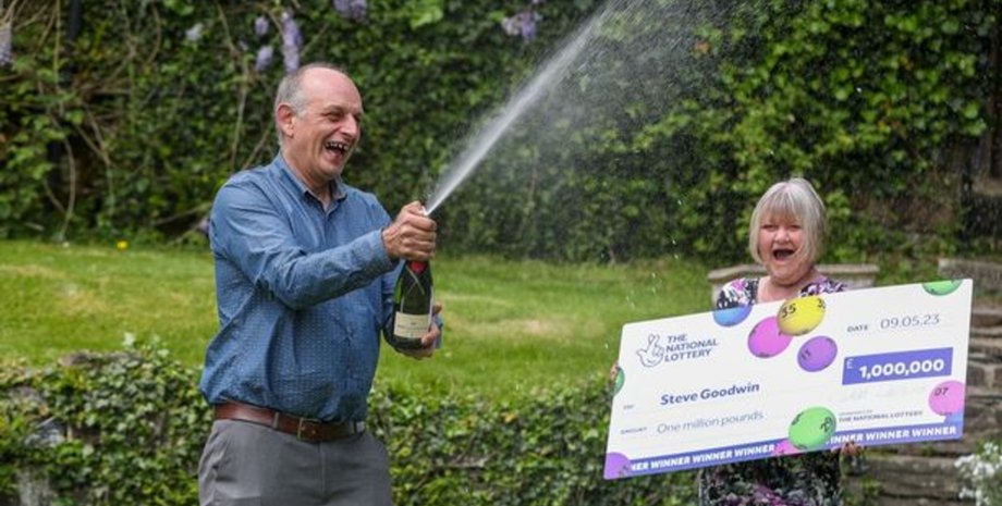 Сімейна пара, виграли в лотерею, лотерейний квиток, шампанське, приз, джекпот, гроші,