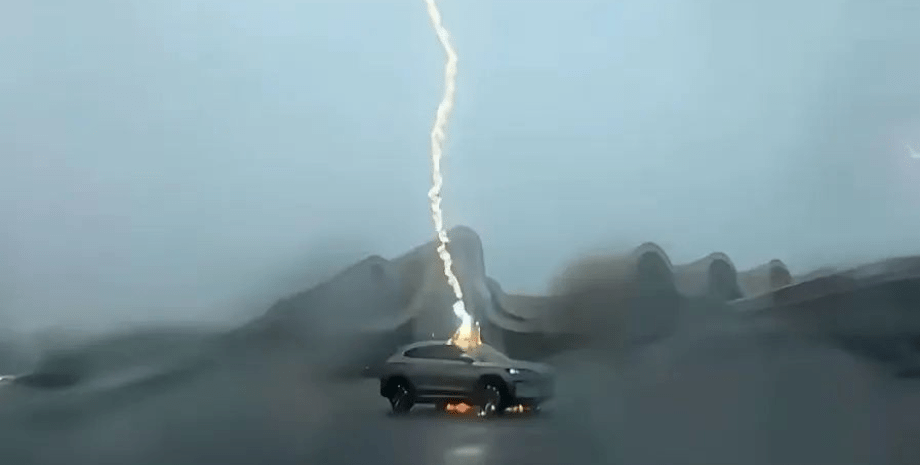 Блискавка тричі поспіль вдарила в електрокар чоловіка — відео0