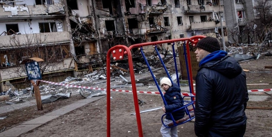 зруйнований будинок, гойдалка, дитина, чоловік, війна в Україні