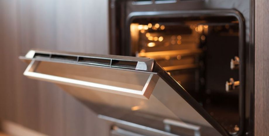 Женщина испекла и подписала торт на день рождения, но допустила одну ошибку