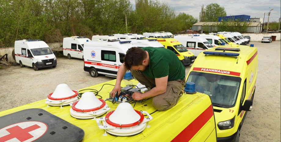 Las máquinas de emergencia en la región de Belgorod de la Federación de Rusia po...