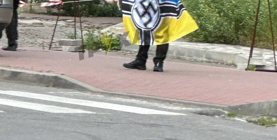 Мужчина с нацистской символикой в центре Киева