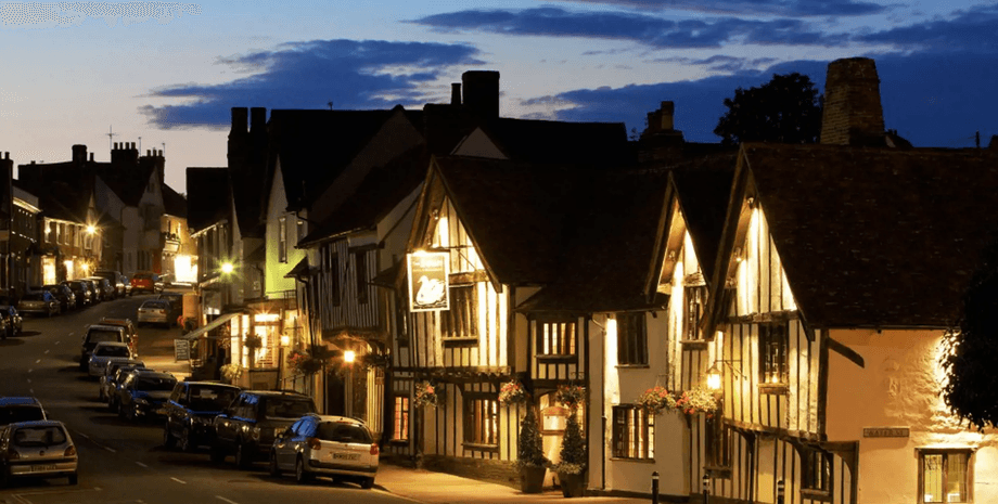 Село Лавенхем, Англія, унікальне село, час зупинився, перекошені будинки, туристи, пам'ятка,